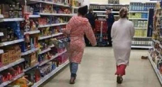 بالصورة..جدل حول تجول شابتين  في الشارع  بـ"البيجامة"