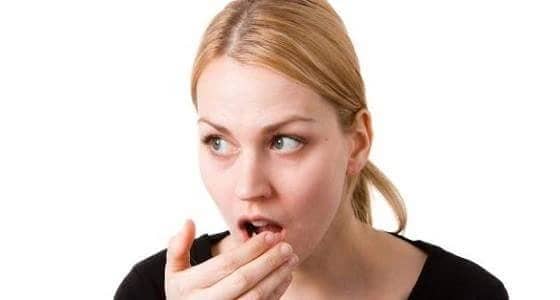 تخلصي من رائحة الفم الكريهة بالتفاح والخس