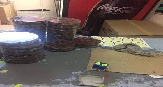 بالصور..بلدية خميس مشيط تداهم مقر لتغليف التمور