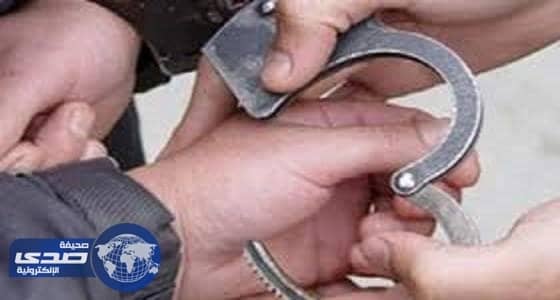 شاب يقف بكل وزنه على ابنته البالغة من العمر 3 سنوات فيقتلها!!