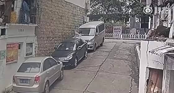 بالفيديو: دماء على فستان الزفاف.. عروس تحاول الانتحار اعتراضا على العريس