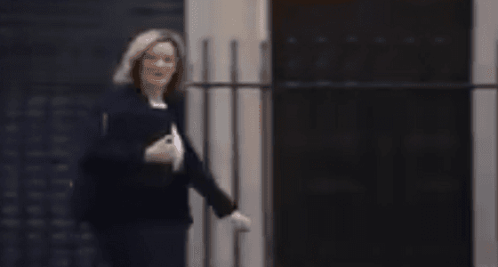 بالفيديو..موقف محرج لوزيرة بريطانية بسبب «الكعب العالي»