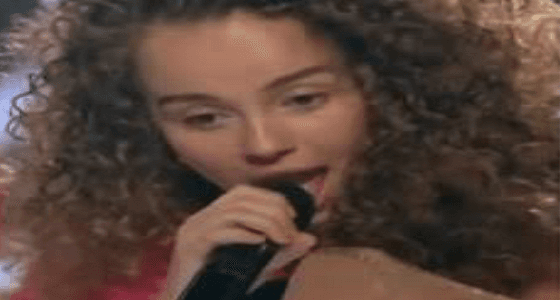 بالفيديو..فتاة حسناء تتغزل بأحد حكام برنامج  اكتشاف مواهب