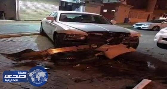 بالفيديو.. اصطدام مفحط بسيارة فارهة ويلوذ بالفرار