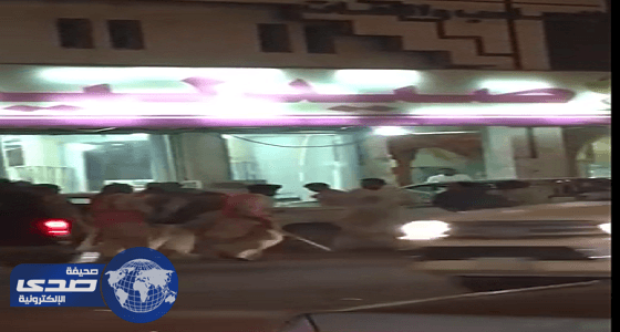 بالفيديو.. مضاربة عنيفة بين عمالة بشارع السويدي العام بالرياض