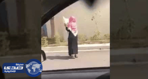 بالفيديو..مسن مستغرق في قراءة القرآن واقفا تحت ضوء الشمس يثير الاعجاب