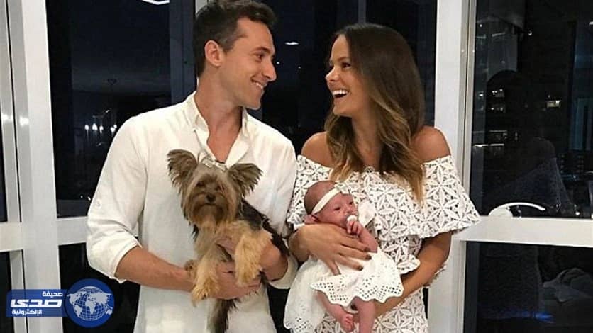 بالصور.. رضيعة تبادل والدتها الابتسامة فور ولادتها