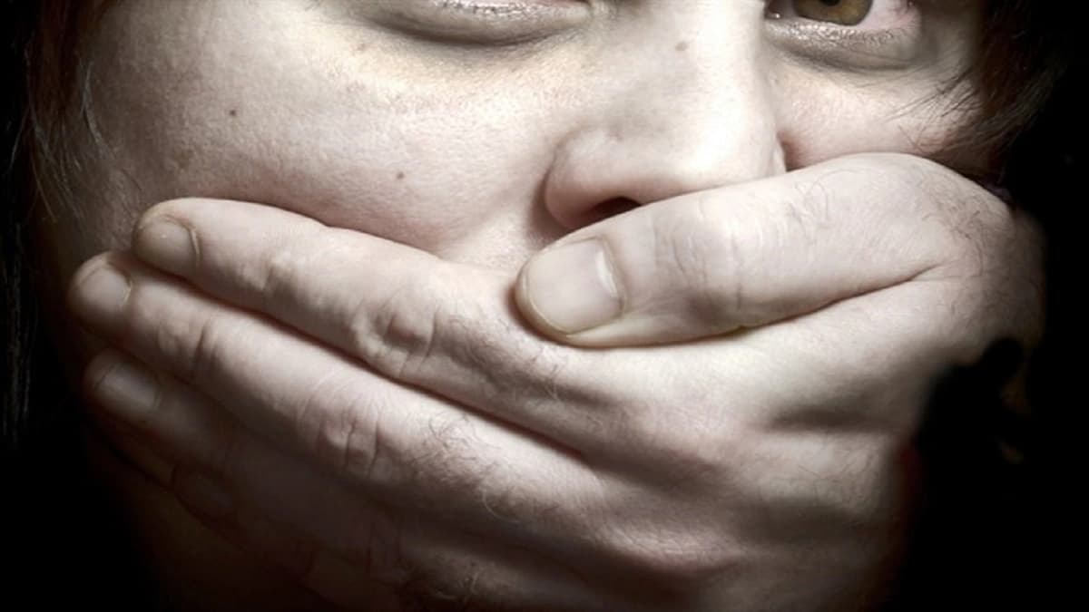 مذيع مصري يوهم معجباته بقدرته على فك السحر ويهتك عرضهن