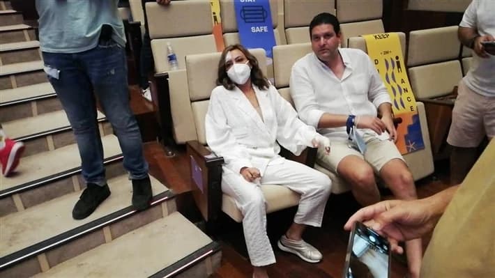فتيات يتشاجرن بالمايوهات على شاطئ