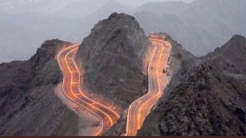 شاهد.. إخماد حريق اندلع في أحد المصانع بالدمام 
