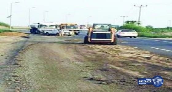 مواطن يتكفل بإصلاح حفريات طريق بجازان على نفقته