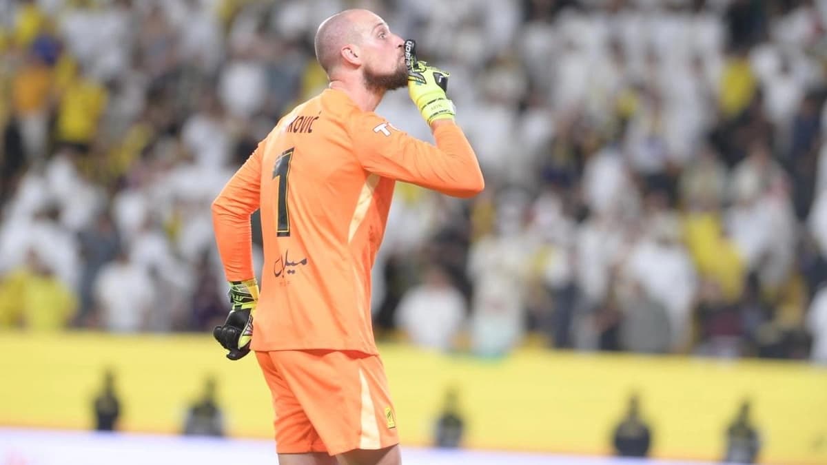 إحتفالية حارس الإتحاد أمام جماهير النصر بعد الفوز .. فيديو وصور