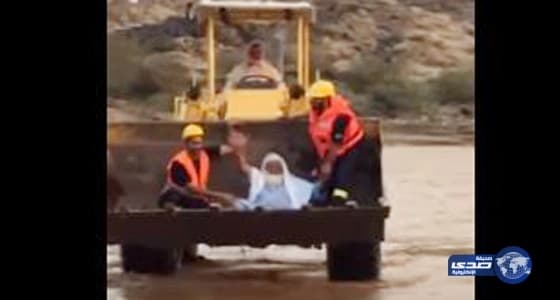 بالفيديو.. مسن يتجسس علي فتاة مثيرة