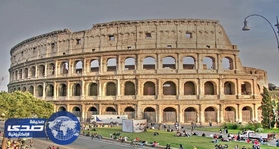 بالفيديو.. مذيعة تقص شعرها على الهواء.. لهذا السبب الغريب