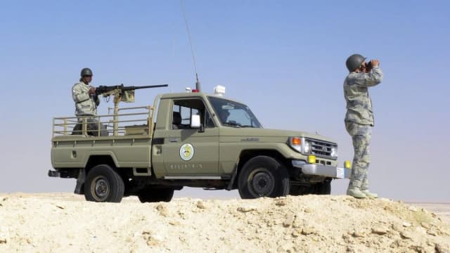 القبض على 25 شخصًا لتهريبهم مواد مخدرة