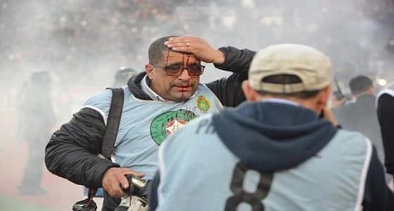 بالصور والفيديو..مواجهات دامية بين الجماهير عقب مباراة قمة بالدوري المغربي