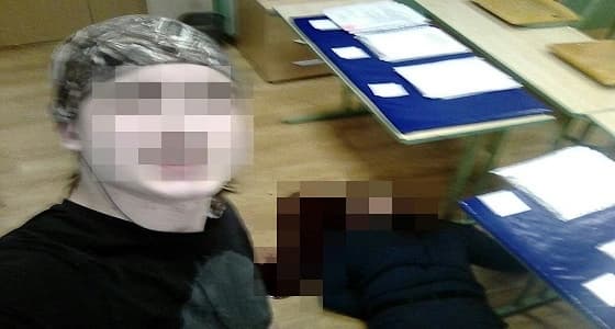 طالب يقتل معلمه ويلتقط سيلفي من مسرح الجريمة
