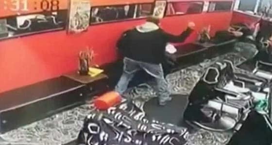 بالفيديو.. رجل يضرب زوجته بـ " مفك " داخل صالون تجميل