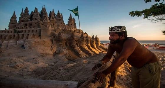 صاحب الجلالة البرازيلي.. أول ملك يبني قصره من الرمل ويجرى إصلاحاته
