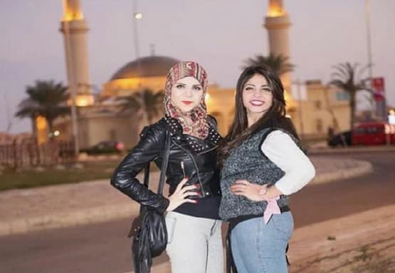 صورة تذكارية لفتانان أمام مسجد تستفز نشطاء مواقع التواصل