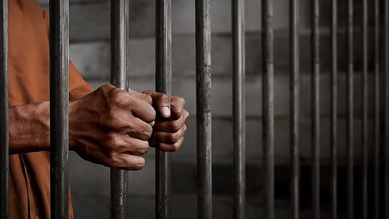 العثور على طلقة نارية داخل جسد سجين