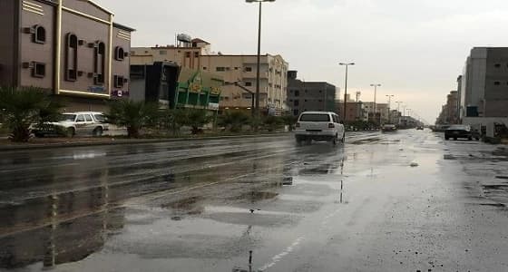 " القليبة " بتبوك تشهد هطول أمطار خفيفة