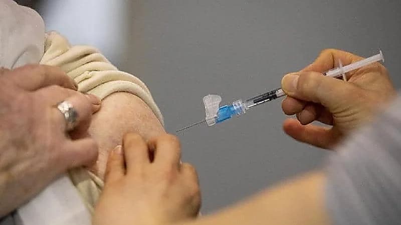 الصحة توضح موقف المصابين بأمراض تخثر أو سيولة الدم من تناول لقاح كورونا