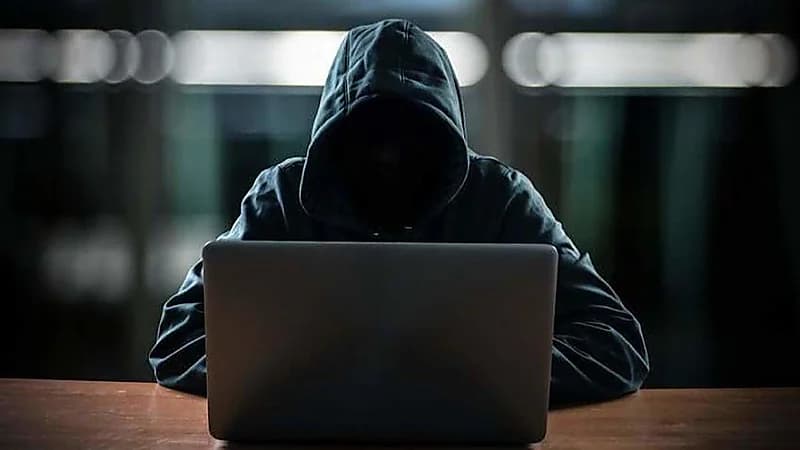 القبض على شاب ابتز فتاة ودفعها لإنهاء حياتها