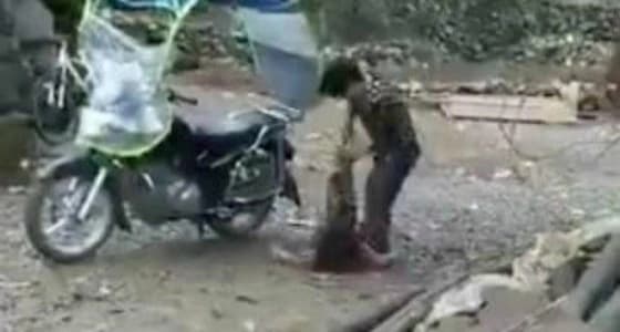طريقة قاسية وبشعة من أب لعقاب ابنته