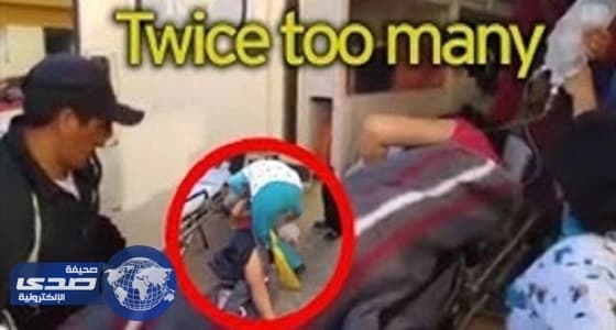 بالفيديو.. سقوط حامل أثناء نقلها من سيارة إسعاف للمستشفى مرتين