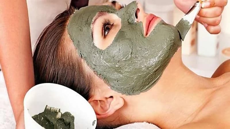 «الطين» يعالج البشرة ويزيدها إشراقًا