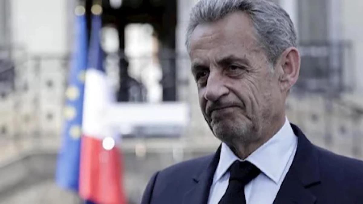 سجناء يهتفون ضد ساركوزي في أول ليلة له بالسجن: لقد قتلت القذافي ..فيديو