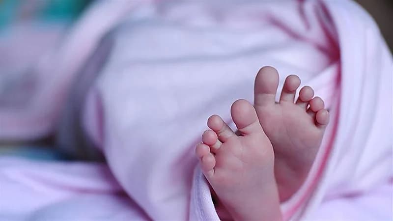 رجل يقتل ابنة زوجته الرضيعة لتشابهها بوالدها