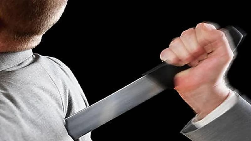 شخص يطعن زميله بسبب محادثة هاتفية لزوجته بدبي