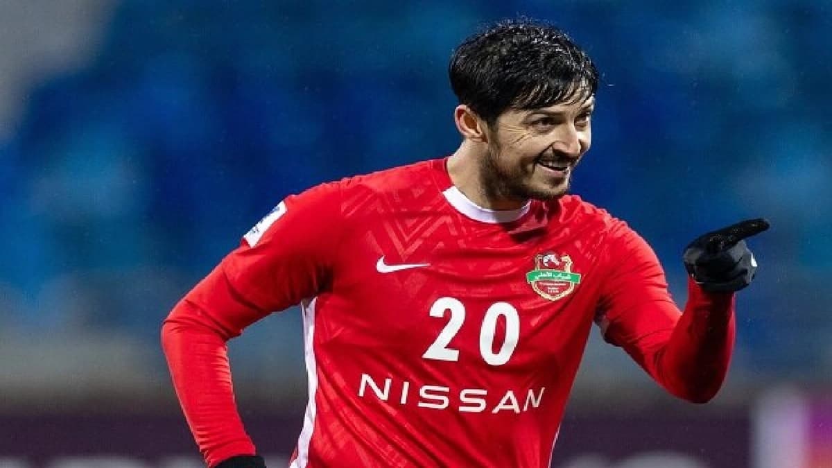 الإصابة تبعد سردار أزمون لاعب شباب الأهلي