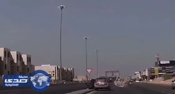 فيديو| سائق يمنع آخر من تجاوزه بطريقة متهورة في الرياض