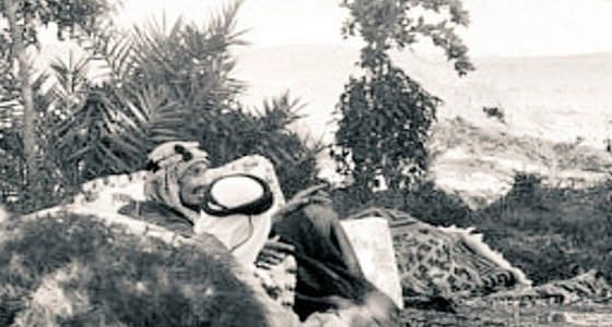 صورة نادرة للملك عبد العزيز بمزرعة " الفاخرية " قبل 75 عام