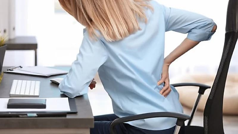استشاري: الجلوس لفترات طويلة أمام الأجهزة يسبب إعاقة جسدية