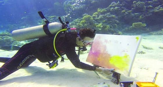 المواطن " حسنين " أول عربي يتخصص بالرسم تحت البحر