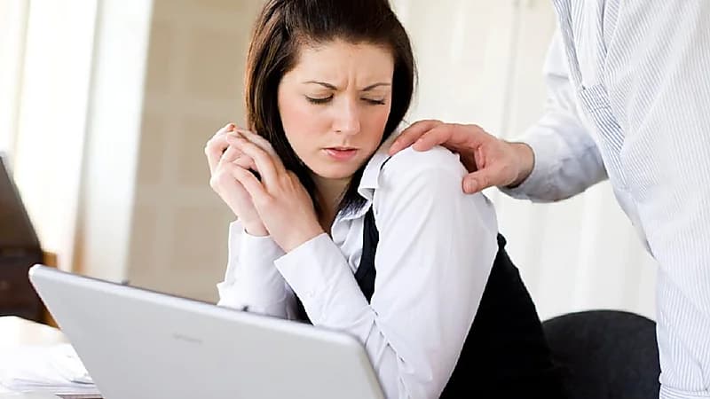 أستاذ جامعي يتحرش بزميلاته ويحاول استغلالهن جنسياً