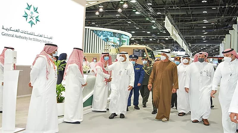 ولي عهد أبوظبي يزور جناح المملكة في معرض " آيدكس 2021 "
