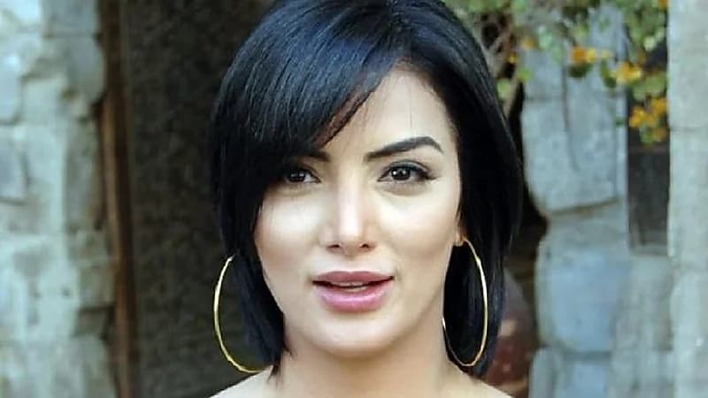 حورية فرغلي : شاهدت "عفريتة"  بداخل شقتي جالسة على السفرة