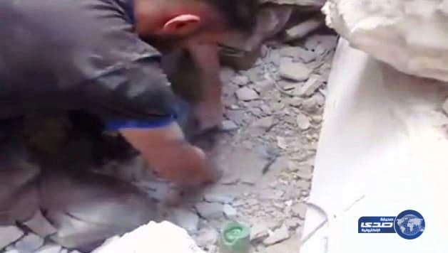 بالفيديو.. إخراج طفلة أسفل أنقاض "حلب"