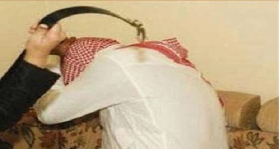 بالفيديو.. أربعيني يروي قصة تعنيف زوجة أبيه له: " كانت تضربني وأنا نائم "