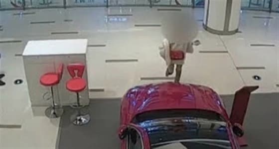 بالفيديو.. فتاة تحطم سيارة " ألفا روميو " بكعب حذائها
