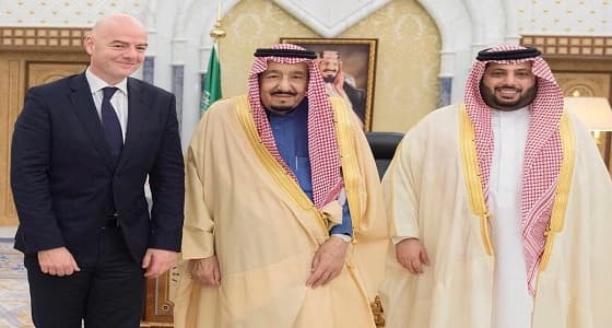 خادم الحرمين الشريفين يستقبل رئيس الاتحاد الدولي لكرة القدم