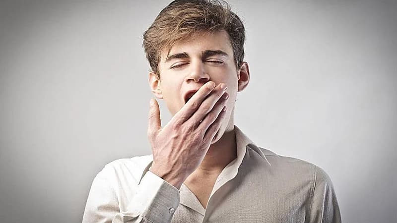 خالد النمر: كثرة التثاؤب من علامات إصابتك بمرض خطير