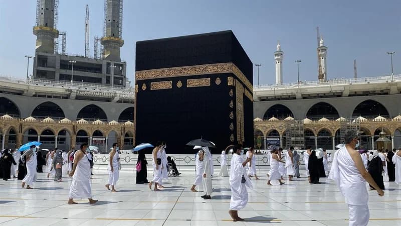 مواقف طريفة وغريبة وقعت في الحج أبرزها رحالة يستخدم الإبل وحاج يطلق زوجته