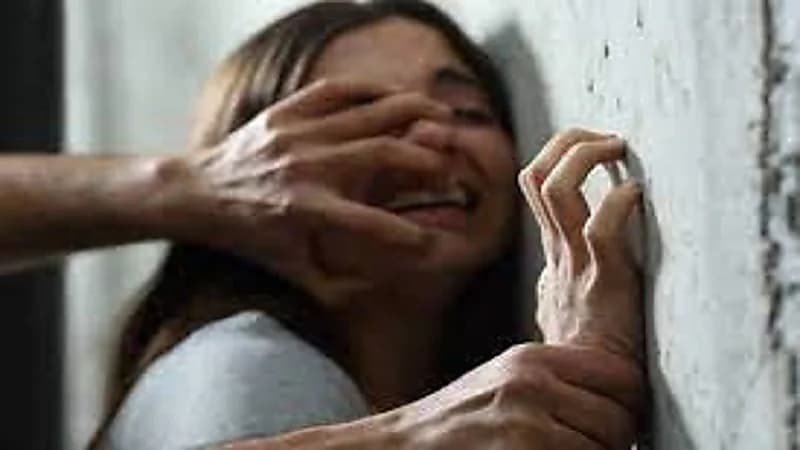 القبض على 3 شبان لاغتصابهم مراهقة وتعذيبها حتى الموت
