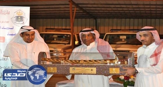 بالصور . أفراد الدوريات الإمنيه بشمران يكرمون الحارثي لتقاعده بالعرضيات